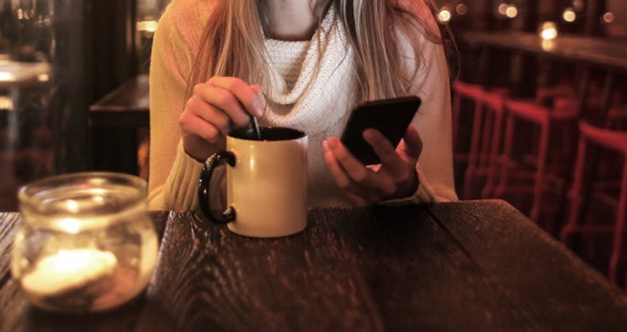 femeie pe telefon pexels-olly-3783527 - Jurnalul Olteniei – Știri din Craiova și Oltenia