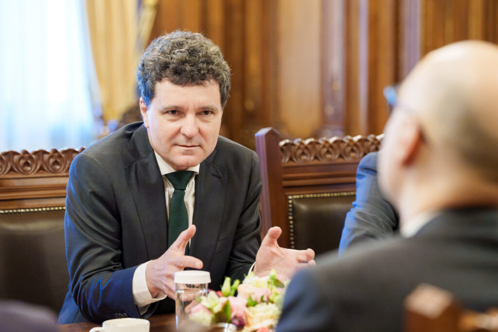 Negocieri la Cotroceni: Ce va decide Nicușor Dan