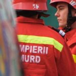 Intervenție de urgență ISU: persoană urcată pe acoperiș, amenință că se aruncă în gol