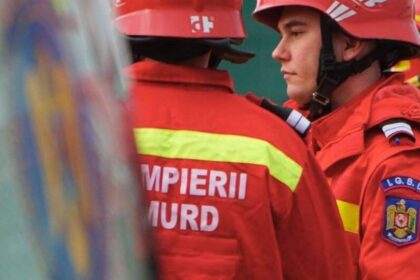 Intervenție de urgență ISU: persoană urcată pe acoperiș, amenință că se aruncă în gol