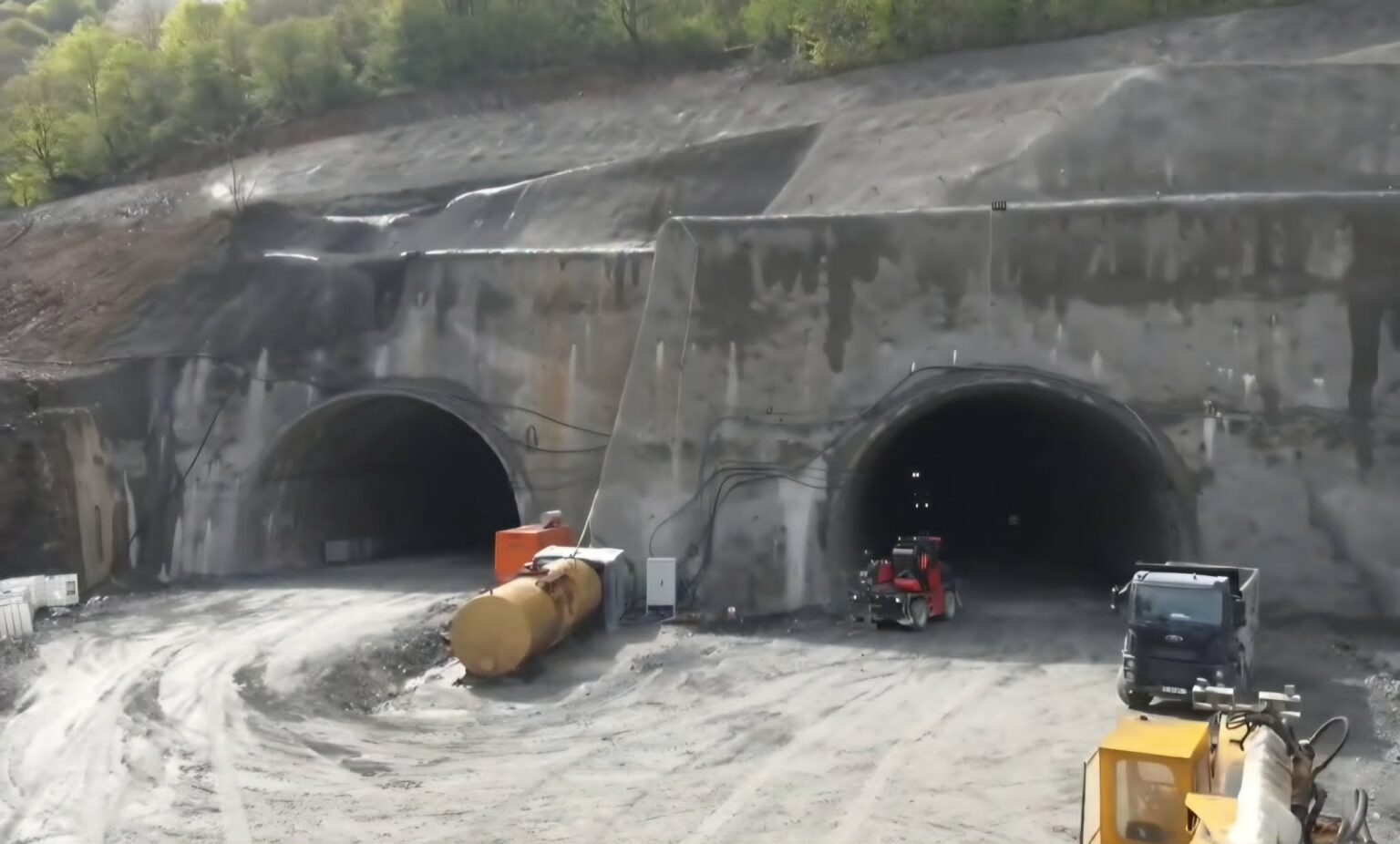 Primul tunel de pe Valea Oltului a fost străpuns. Foto: Captură video