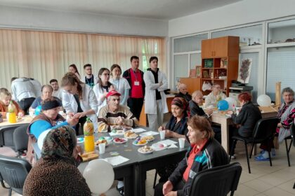 Studenții din Craiova au adus bucurie seniorilor de la cămin