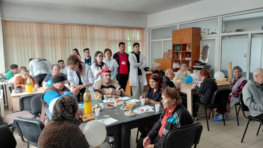 Studenții din Craiova au adus bucurie seniorilor de la cămin