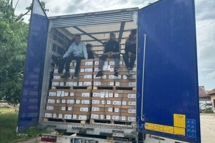 Șase migranți descoperiți într-un camion în Mehedinți