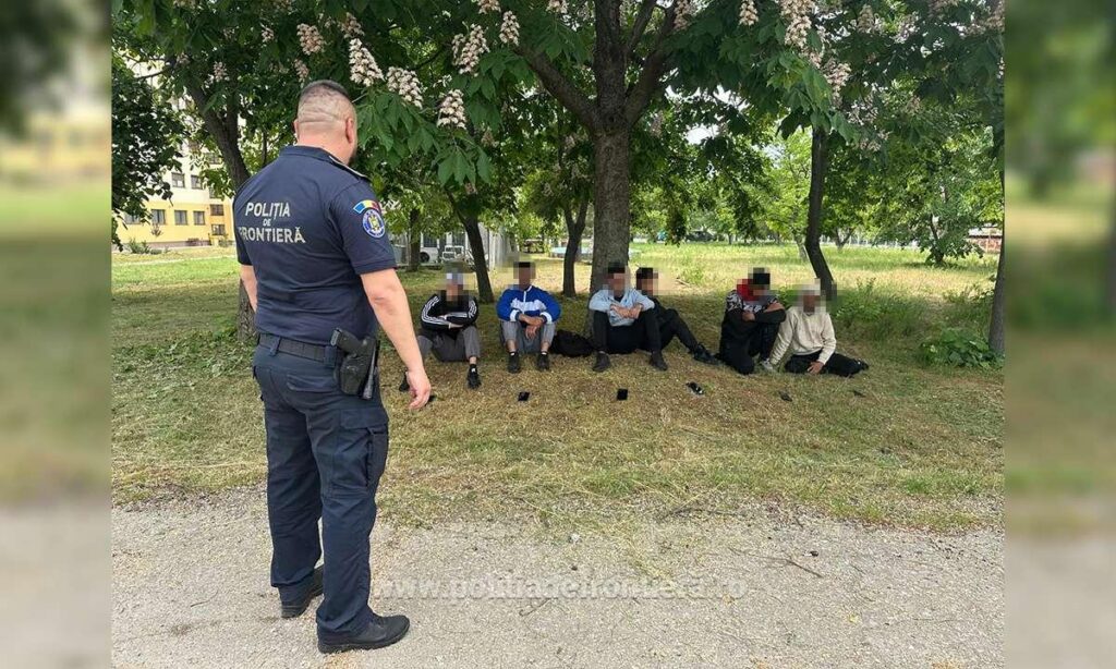Șase migranți descoperiți într-un camion în Mehedinți