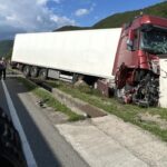 Trafic oprit pe Valea Cernei după un accident rutier