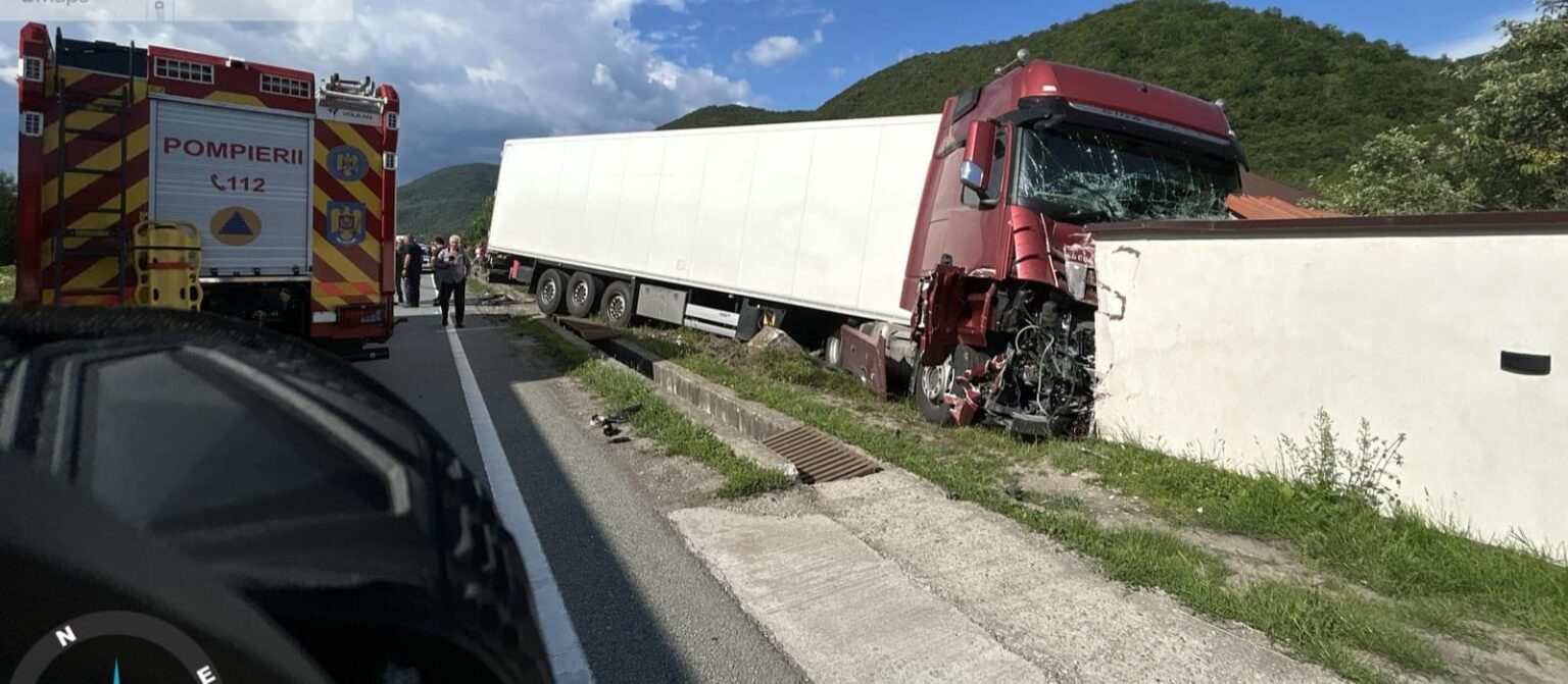 Trafic oprit pe Valea Cernei după un accident rutier