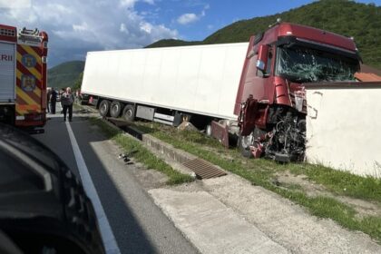 Trafic oprit pe Valea Cernei după un accident rutier