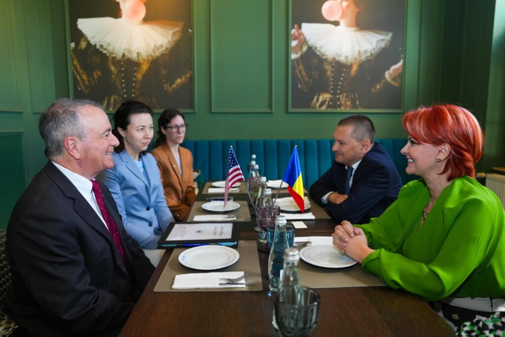 Primarul municipiului Craiova, Lia Olguţa Vasilescu, și Ambasadorul SUA, Darryl Nirenberg. Foto: Facebook