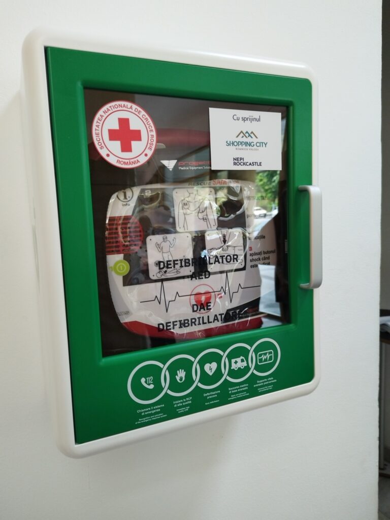 Defibrilator, instalat la Biblioteca Județeană. Foto: Facebook/ Crucea Rosie Valcea