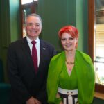 Primarul municipiului Craiova, Lia Olguţa Vasilescu, și Ambasadorul SUA, Darryl Nirenberg. Foto: Facebook