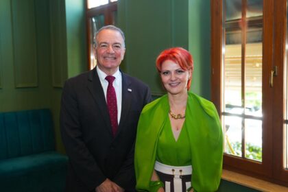 Primarul municipiului Craiova, Lia Olguţa Vasilescu, și Ambasadorul SUA, Darryl Nirenberg. Foto: Facebook