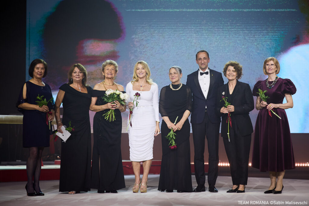 - Jurnalul Olteniei – Știri din Craiova și Oltenia Group of eight adults in formal attire posing on a stage, each holding flowers or notes.