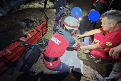 Turistă salvată după un accident în Munții Vâlcii