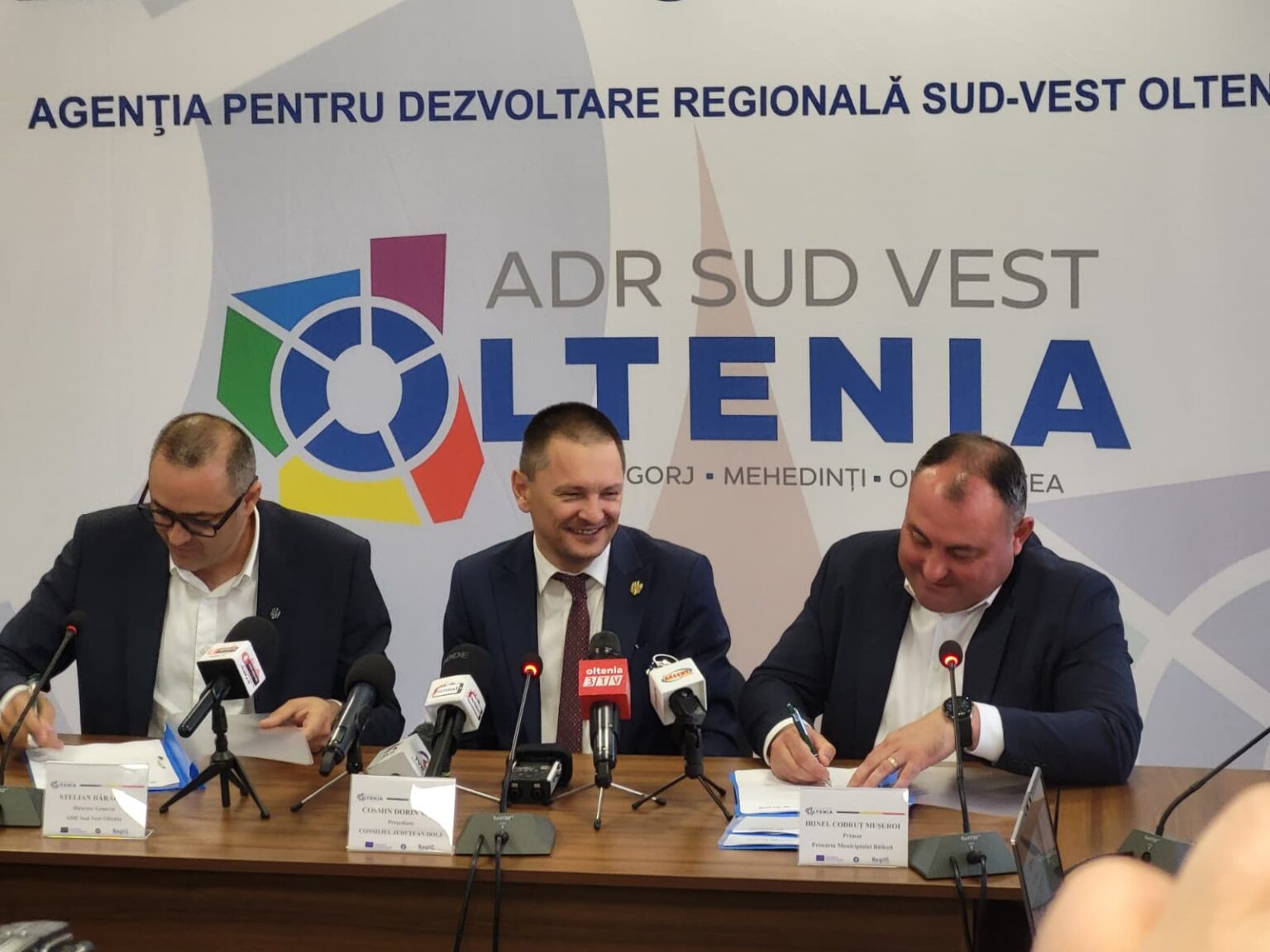 Trei contracte de finanțare pentru investiții în infrastructura educațională din Băilești semnate la sediul ADR Sud-Vest Oltenia