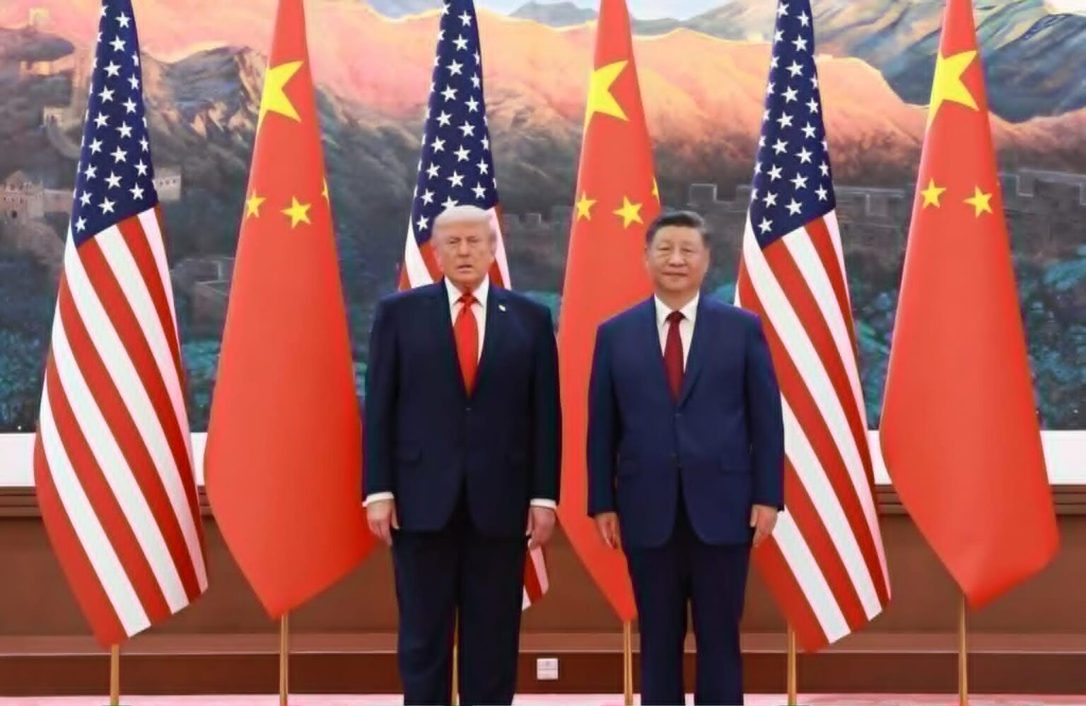 Donald Trump și Xi Jinping. Foto: Facebook - Jurnalul Olteniei – Știri din Craiova și Oltenia Two world leaders, Donald Trump and Xi Jinping, stand side by side in front of alternating U.S. and Chinese flags during a formal event.
