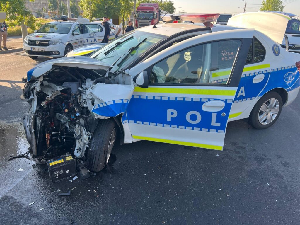 Craiova: Urmărire terminată cu accident și polițist rănit