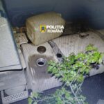 Prinși în flagrant, în timp ce încercau să fure motorină dintr-un tir parcat în apropierea unei stații Peco