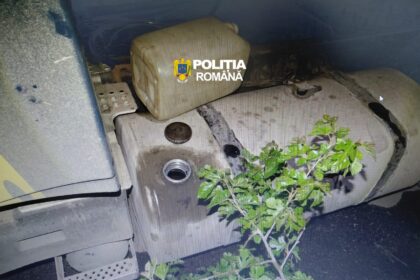 Prinși în flagrant, în timp ce încercau să fure motorină dintr-un tir parcat în apropierea unei stații Peco