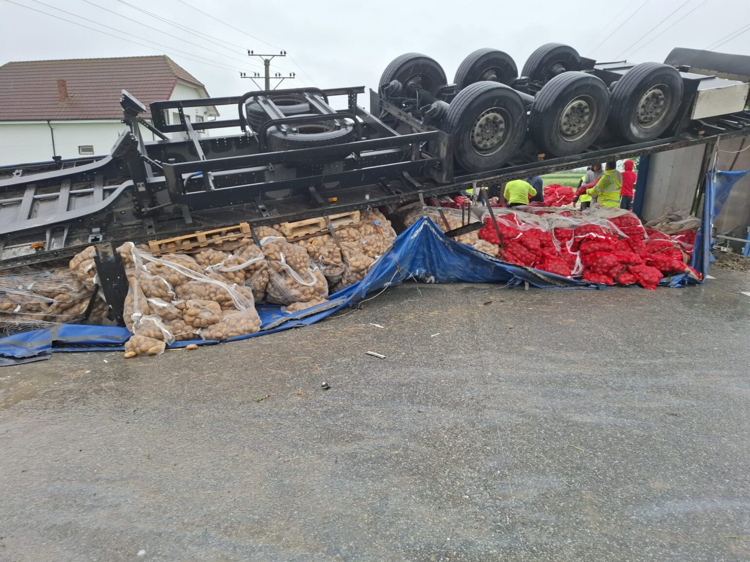 Accident în Gorj: șofer de tir decedat la Țânțăreni