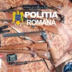 Arme letale și trofee descoperite de polițiștii din Vâlcea