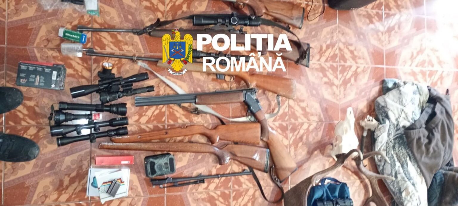 Arme letale și trofee descoperite de polițiștii din Vâlcea