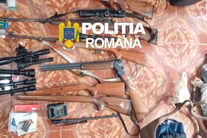 Arme letale și trofee descoperite de polițiștii din Vâlcea