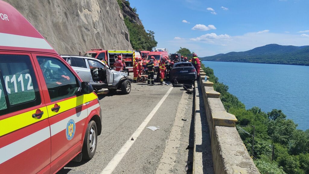 Accident pe DN 6: Două persoane încarcerate