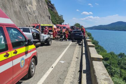 Accident pe DN 6: Două persoane încarcerate