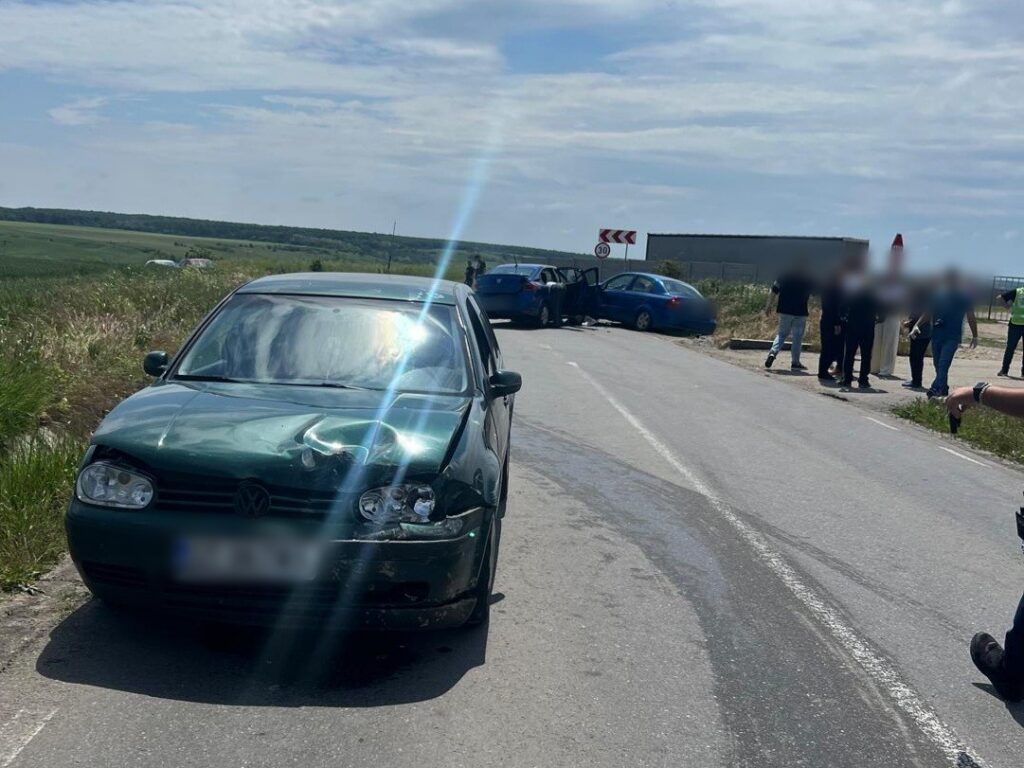 accident dj 546 brebeni WhatsApp Image 2026-05-23 at 123202 2 - Jurnalul Olteniei – Știri din Craiova și Oltenia Green VW sedan with front-end damage on the roadside after a collision; other cars and a group of bystanders in the distance.