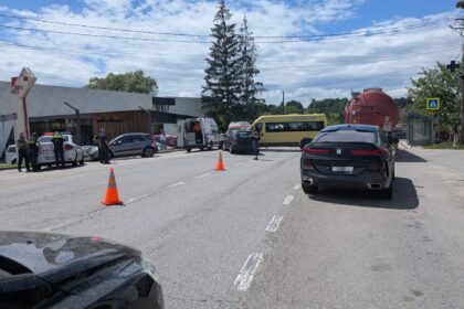 Accident cu un microbuz școlar pe DN 67, în Vâlcea