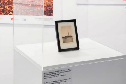 Carte poștală cu schița lui Brâncuși, expusă la PE. Foto: Victor Negrescu