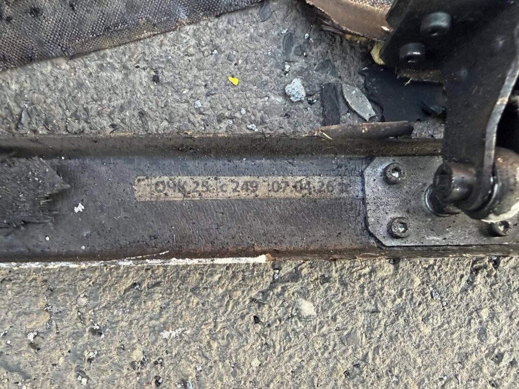 Nicușor Dan a publicat poze cu rămășițele dronei prăbușite la Galați. Foto: Facebook