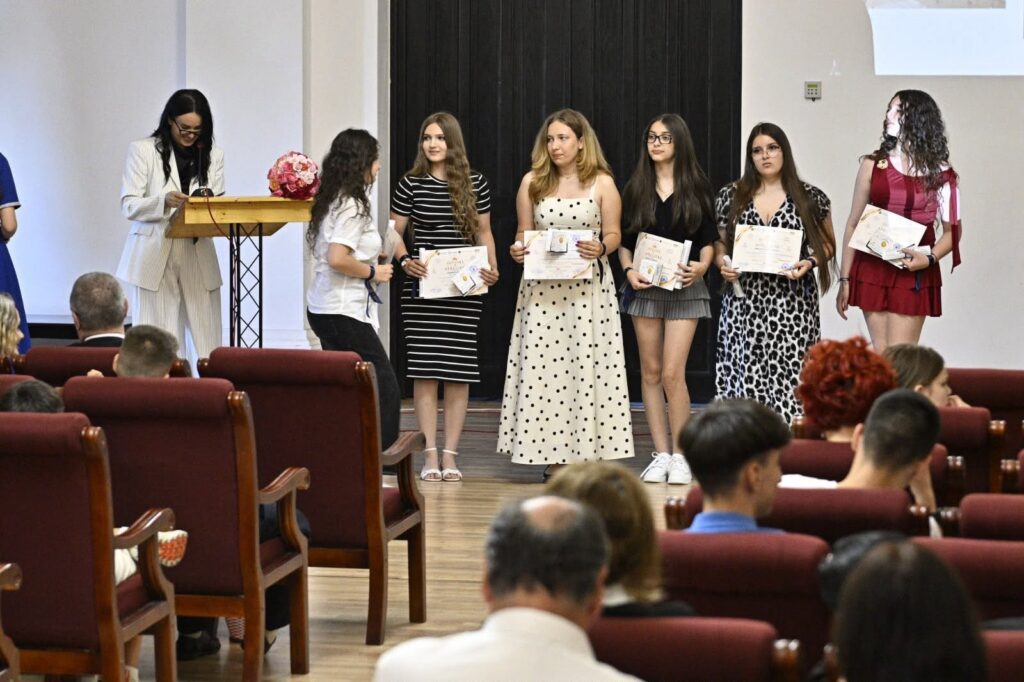 Olimpicii și profesorii lor, în centrul atenției la Mehedinți - Jurnalul Olteniei – Știri din Craiova și Oltenia Olimpicii și profesorii lor, în centrul atenției la Mehedinți