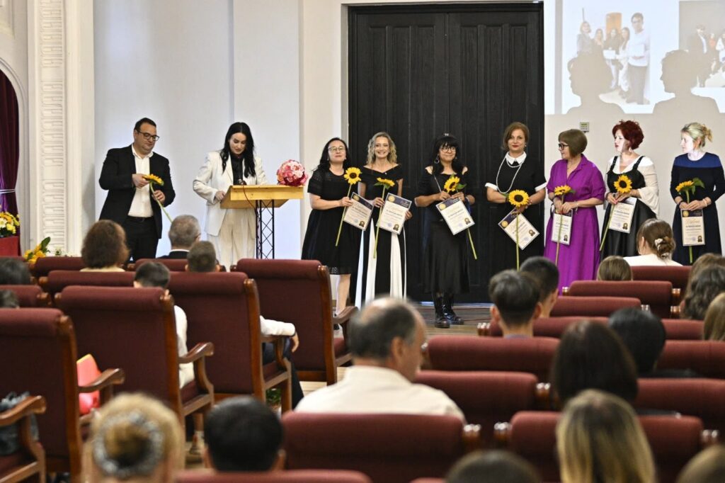 Olimpicii și profesorii lor, în centrul atenției la Mehedinți - Jurnalul Olteniei – Știri din Craiova și Oltenia Olimpicii și profesorii lor, în centrul atenției la Mehedinți
