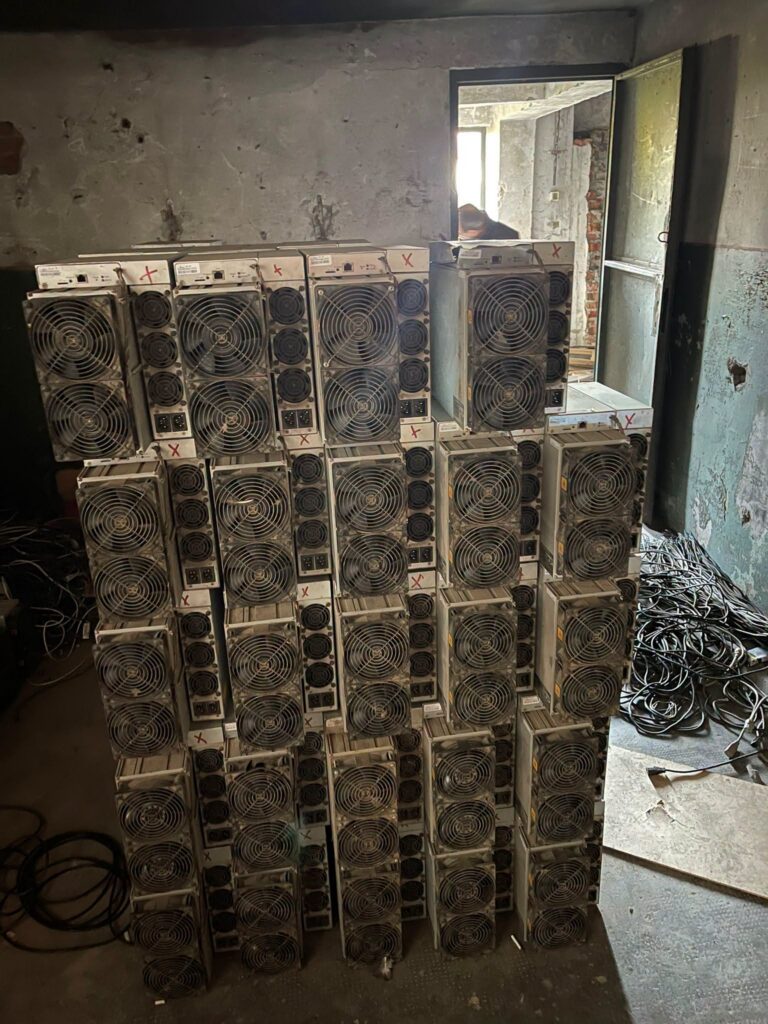 Fermă ilegală de criptomonede, descoperită de ANAF. Foto: Facebook - Jurnalul Olteniei – Știri din Craiova și Oltenia Fermă ilegală de criptomonede, descoperită de ANAF. Foto: Facebook