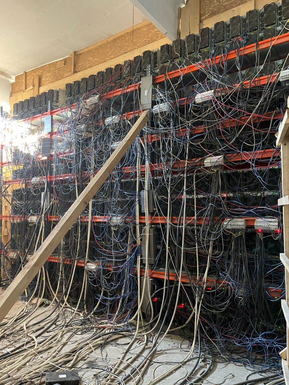 Fermă ilegală de criptomonede, descoperită de ANAF. Foto: Facebook - Jurnalul Olteniei – Știri din Craiova și Oltenia Fermă ilegală de criptomonede, descoperită de ANAF. Foto: Facebook