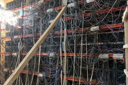 Fermă ilegală de criptomonede, descoperită de ANAF. Foto: Facebook