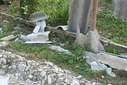 Beat la volanul buldoexcavatorului, a făcut prăpăd în Gorj