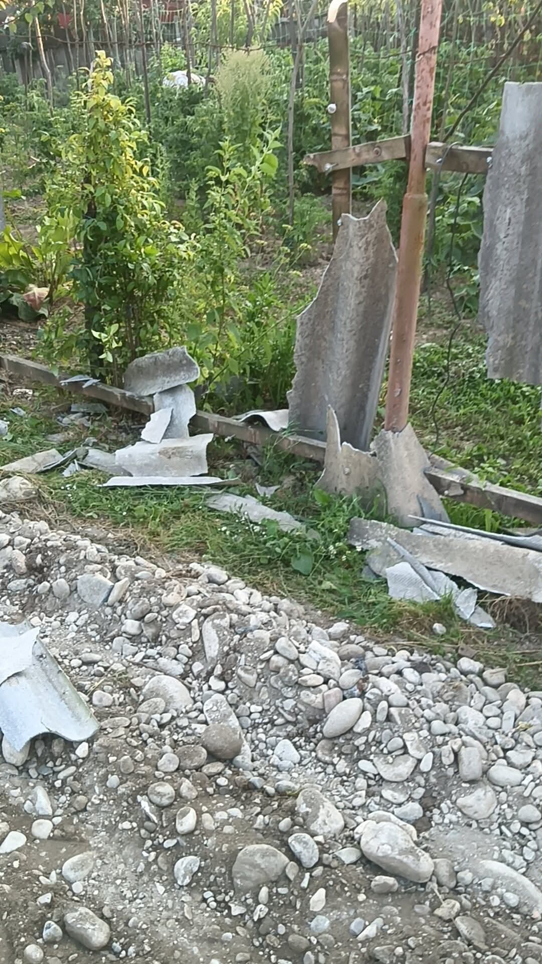 Beat la volanul buldoexcavatorului, a făcut prăpăd în Gorj
