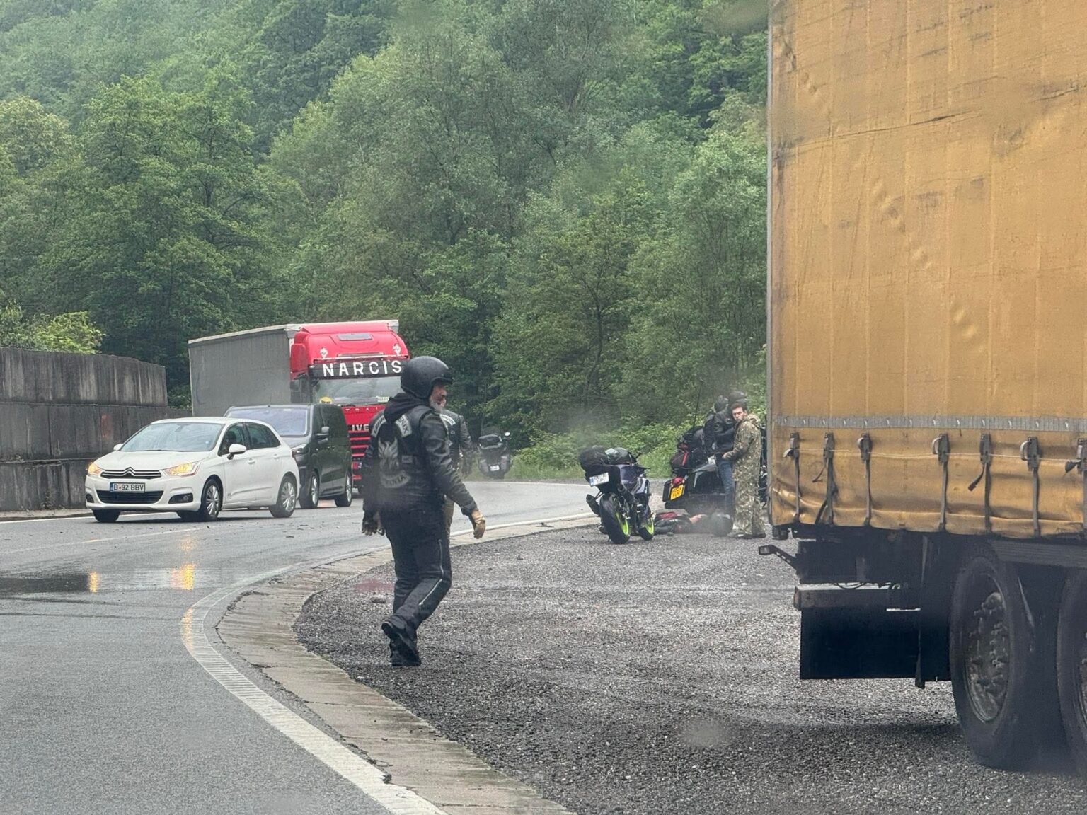 Accident pe Defileul Jiului, o persoană a fost rănită. Foto: Radare și Echipaje de poliție Gorj