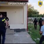 Police officers in black uniforms entering a yellow house during a raid, labeled 'OPERATIUNE' with Romanian Police logos visible outside.