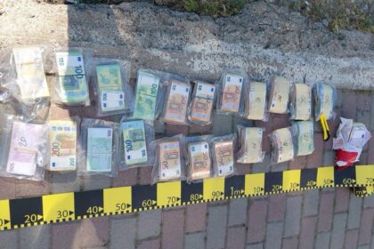 Dolj: Peste 340.000 de euro ascunși într-un microbuz