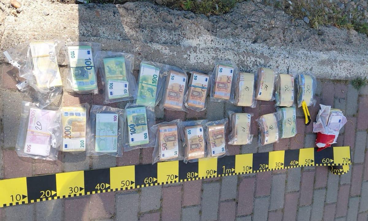 Dolj: Peste 340.000 de euro ascunși într-un microbuz - Jurnalul Olteniei – Știri din Craiova și Oltenia Dolj: Peste 340.000 de euro ascunși într-un microbuz