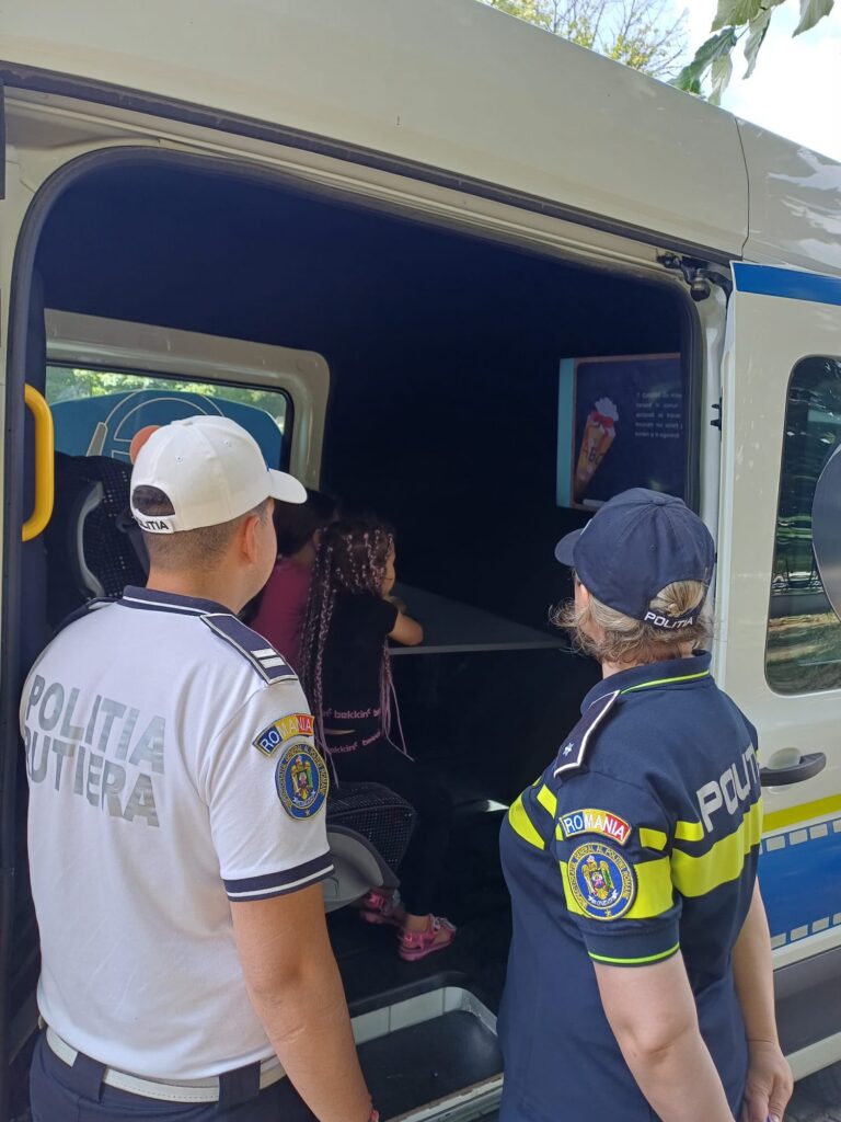 Polițiștii din Craiova promovează siguranța rutieră - Jurnalul Olteniei – Știri din Craiova și Oltenia Polițiștii din Craiova promovează siguranța rutieră