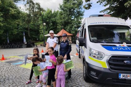 Polițiștii din Craiova promovează siguranța rutieră