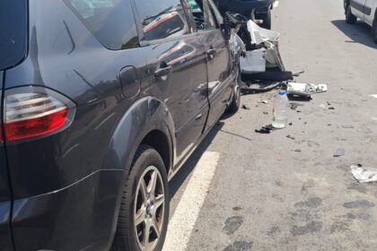 Accident grav pe DN 56: Trei copii și doi adulți rănți