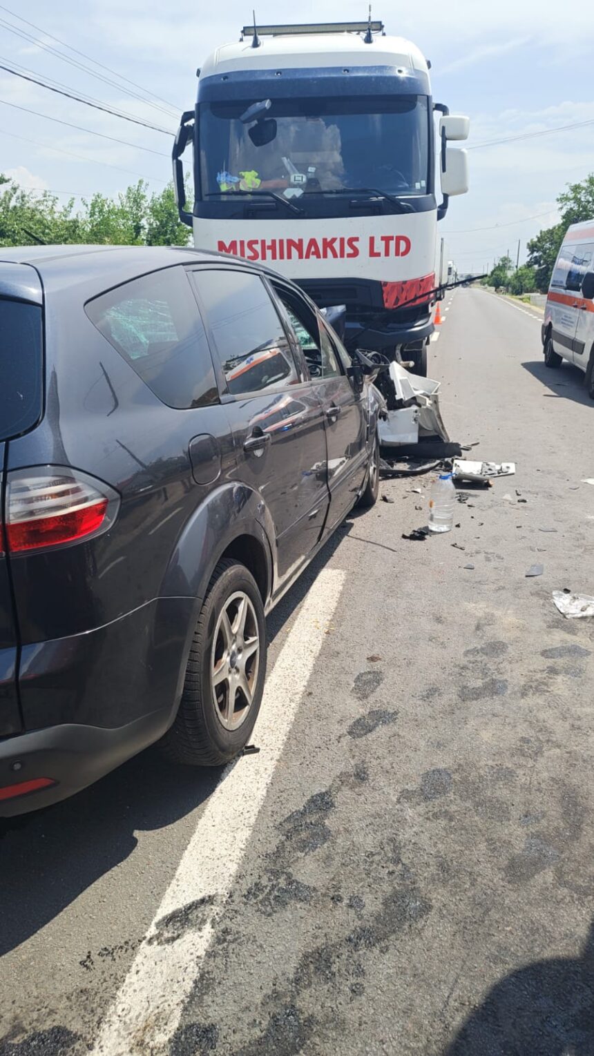Accident grav pe DN 56: Trei copii și doi adulți rănți