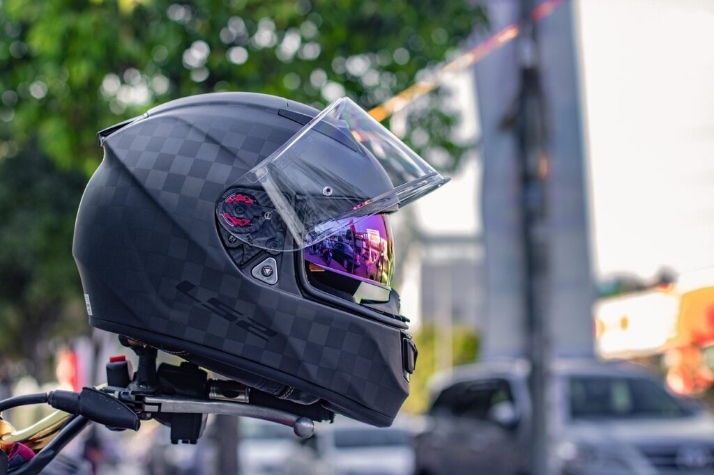 Ce înseamnă o cască moto pe marginea drumului? Foto: Pixabay - Jurnalul Olteniei – Știri din Craiova și Oltenia Ce înseamnă o cască moto pe marginea drumului? Foto: Pixabay
