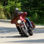 Ce înseamnă o cască moto pe marginea drumului? Foto: Pixabay